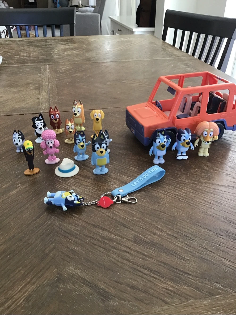 Character figurines+ vehicle+strap keychain from the Bluey TV series